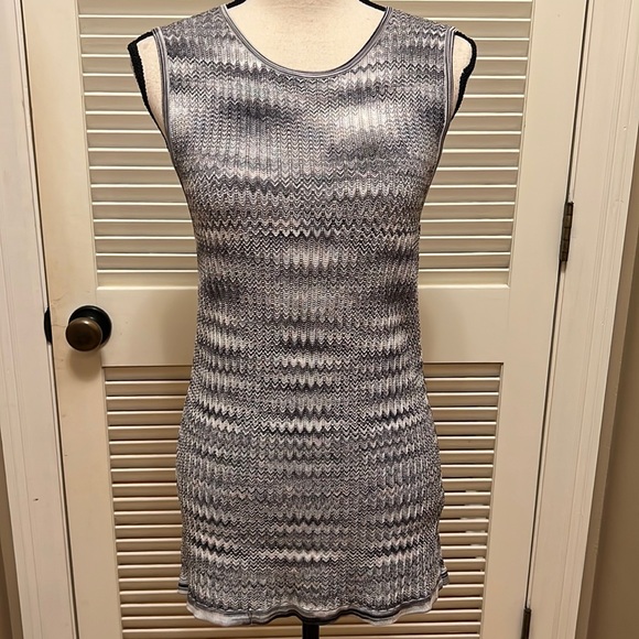 White House Black Market Tops - White House Black Market Chevron Pattern Tank in Black, Grey, & White,Size Large